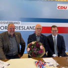 Die beiden neuen Mitglieder des Landtages mit dem scheidenden Klaus Jensen.